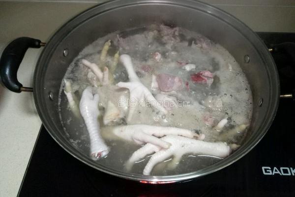 茶树菇排骨鸡爪汤的做法图解2