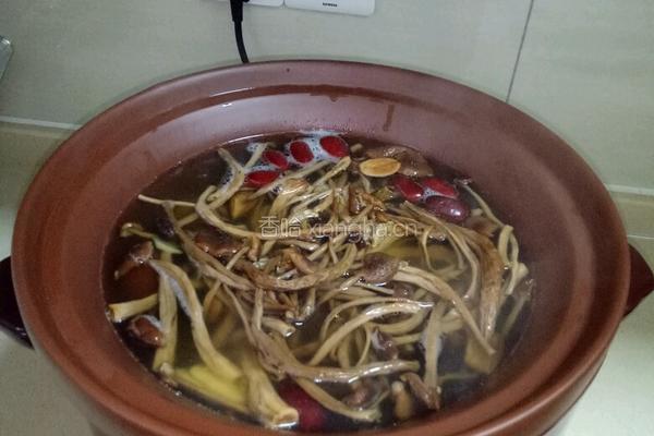 茶树菇排骨鸡爪汤的做法图解7