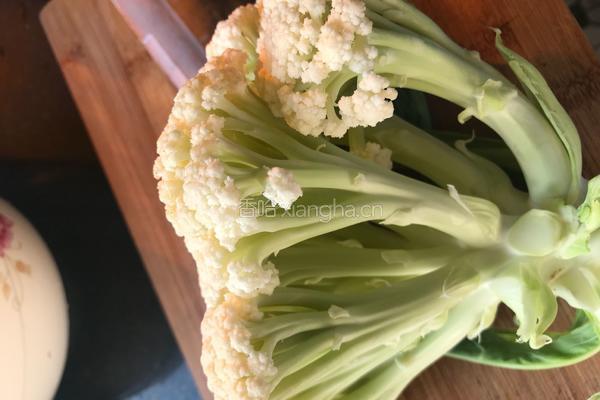 香肠炒花菜的做法图解1