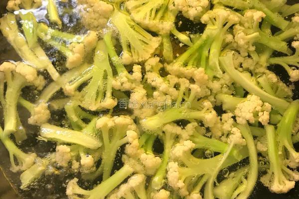 香肠炒花菜的做法图解2