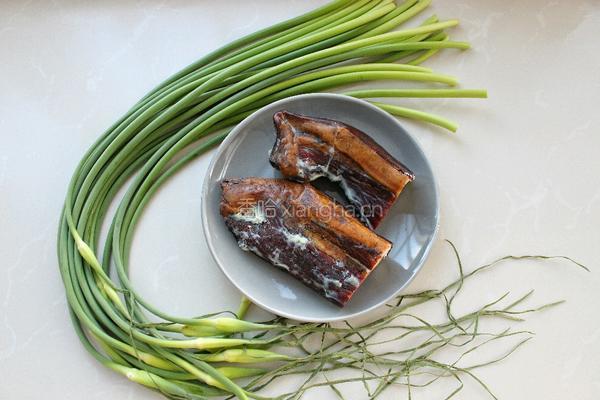 蒜苔炒腊肉的做法图解1