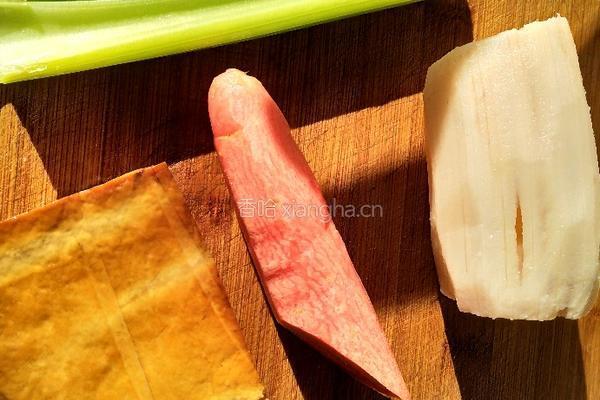 熏干拌莲藕的做法图解1