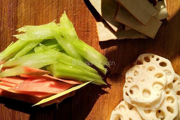 熏干拌莲藕的做法图解2