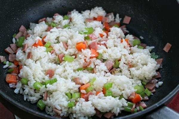 杂蔬火腿蛋炒饭的做法图解9