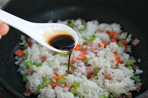 杂蔬火腿蛋炒饭的做法图解10