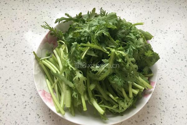 蒜蓉茼蒿的做法图解1