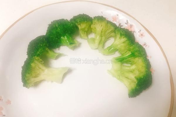蝴蝶结果蔬沙拉的做法图解2