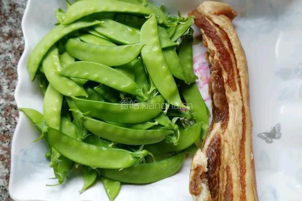 荷兰豆炒腊肉的做法图解1