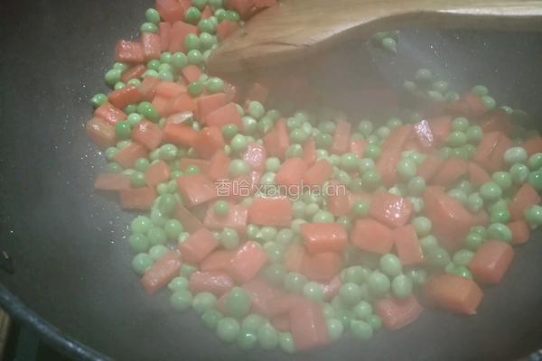 豌豆炒胡萝卜的做法图解5