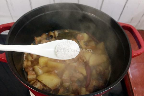 红烧肉炖土豆的做法图解24