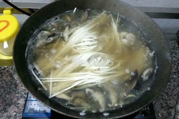 香菇鸡汤面的做法图解4