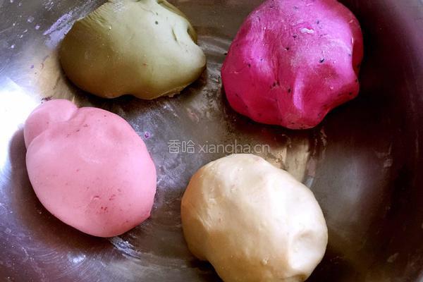 彩色水饺（猪肉蒜苗馅）的做法图解1