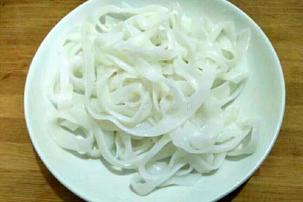 炒河粉的做法图解1