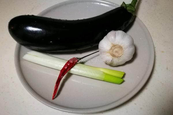 微波炉烤茄子的做法图解1