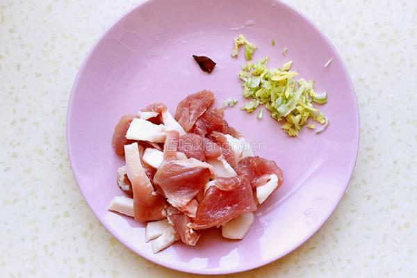 肉片炒蘑菇的做法图解2