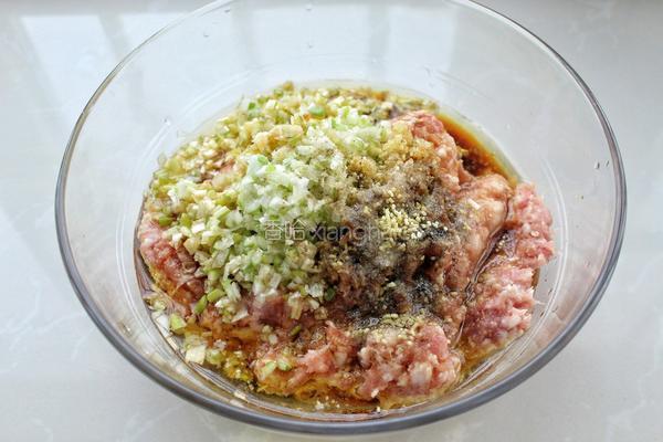 猪肉酸菜水饺的做法图解4