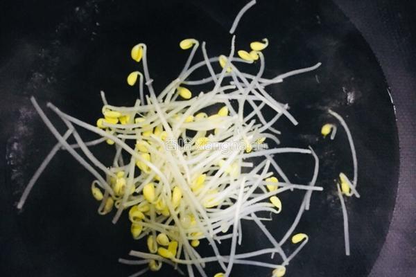 鸡丝凉面的做法图解2