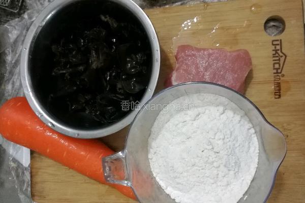 木耳红萝卜猪肉饺子的做法图解1