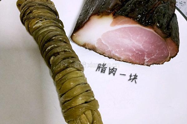 酸豆角腊肉焖饭的做法图解1