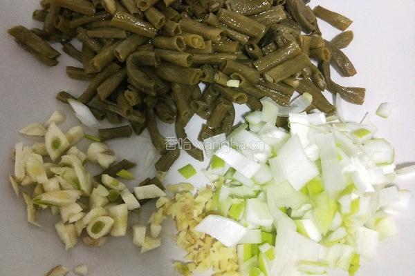 酸豆角腊肉焖饭的做法图解5