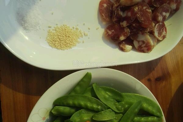 荷兰豆炒香肠的做法图解1