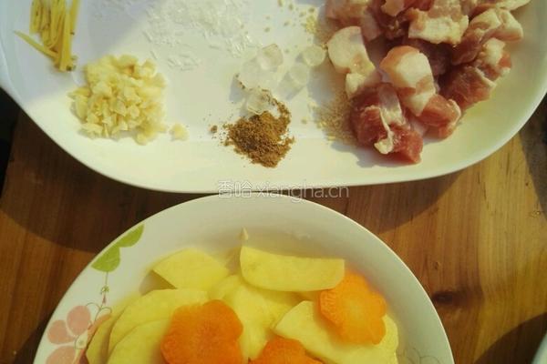 五花肉炖土豆片的做法图解1
