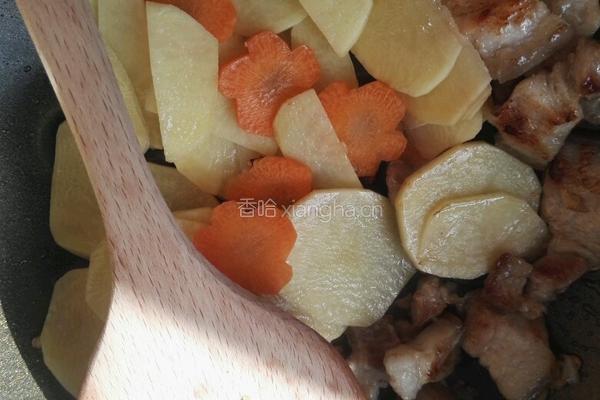 五花肉炖土豆片的做法图解4