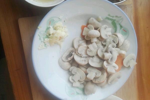 鸡肉炒蘑菇的做法图解1