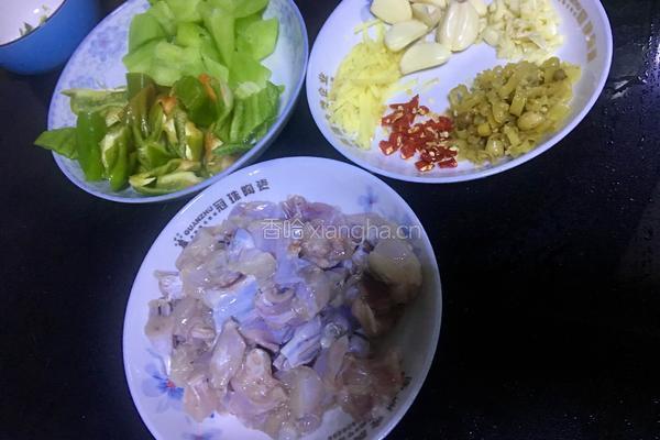 泡椒牛蛙的做法图解1