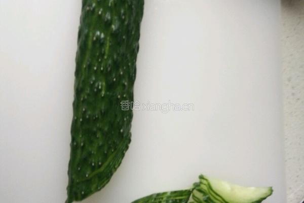蒜泥黄瓜片的做法图解1