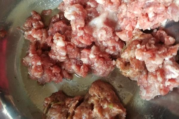 白菜包肉的做法图解1