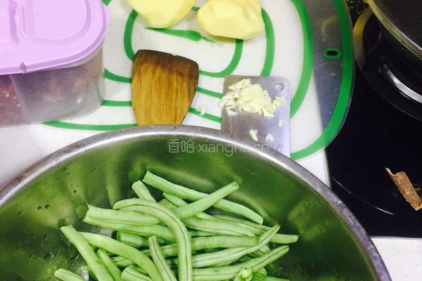 排骨土豆炖豆角的做法图解2