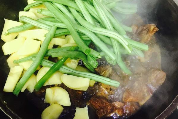 排骨土豆炖豆角的做法图解5