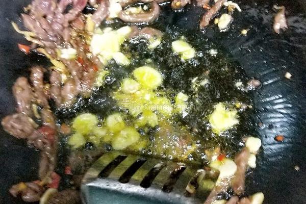 芹菜炒牛肉 的做法图解7