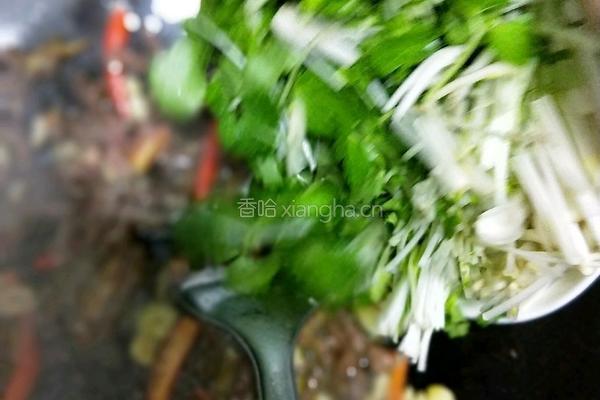 芹菜炒牛肉 的做法图解9
