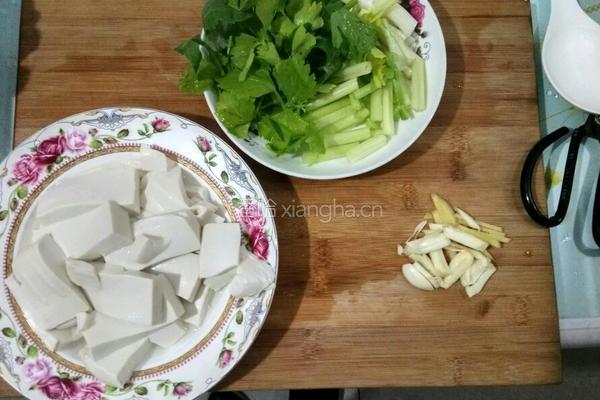 芹菜豆腐的做法图解2