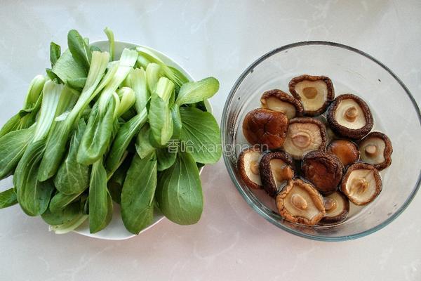 香菇炒油菜的做法图解2