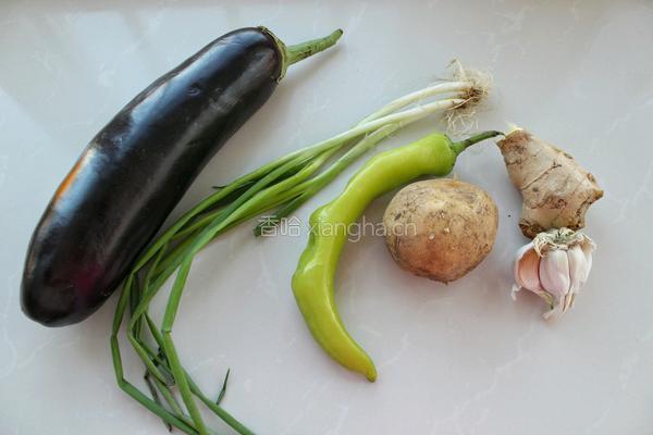 土豆烧茄子的做法图解1