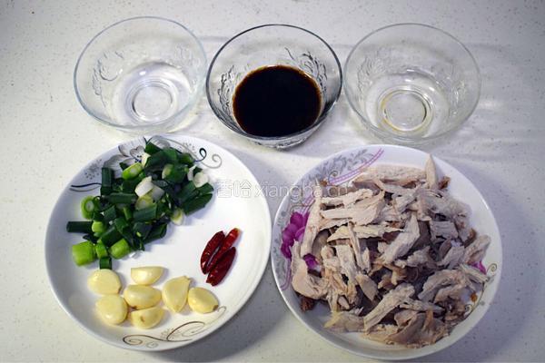 遇见小酱炒鸡肉的做法图解1