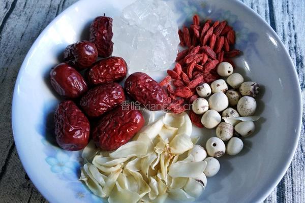莲子银耳羹的做法图解3