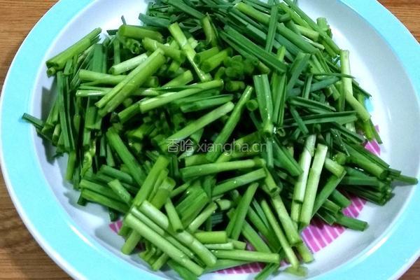 蒜苗炒鸡蛋香干的做法图解2
