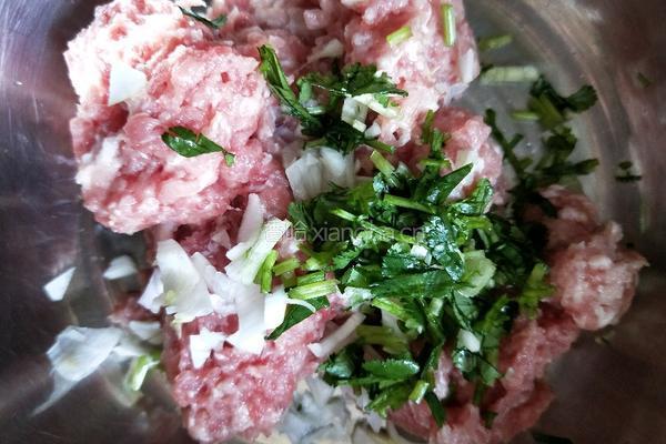 圆白菜肉馅饺子的做法图解3