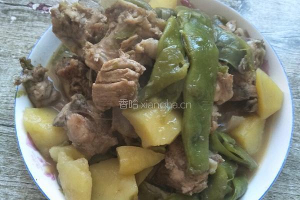 家常排骨炖豆角土豆