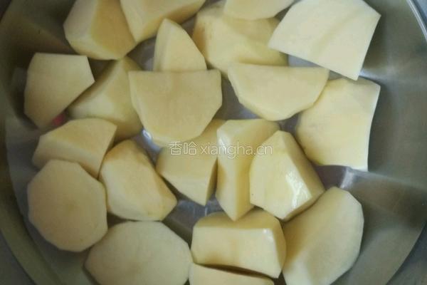 红烧肉炖土豆的做法图解1