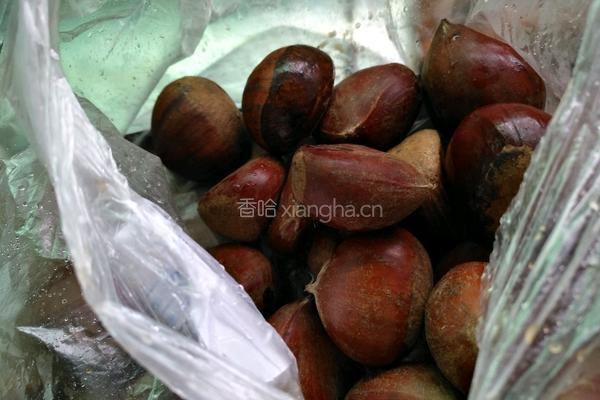 板栗炖鸡的做法图解2