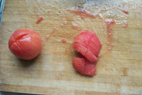 西红柿虾仁豆腐汤的做法图解1