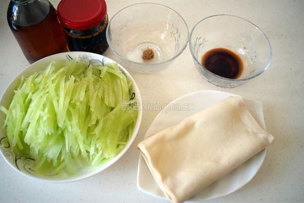 凉拌笋丝豆卷的做法图解1