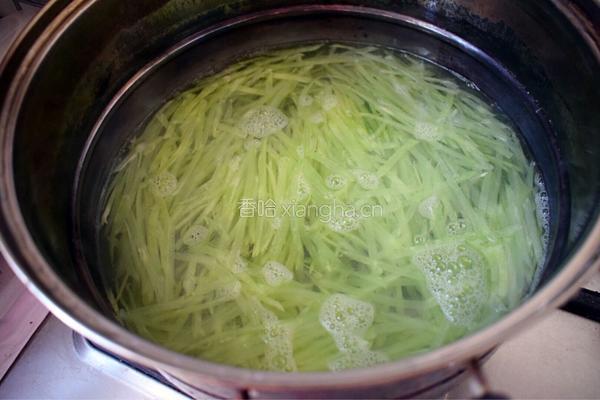 凉拌笋丝豆卷的做法图解2