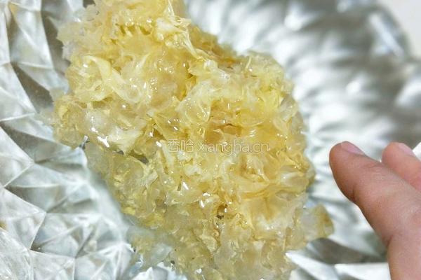 蜂蜜莲子银耳汤的做法图解1