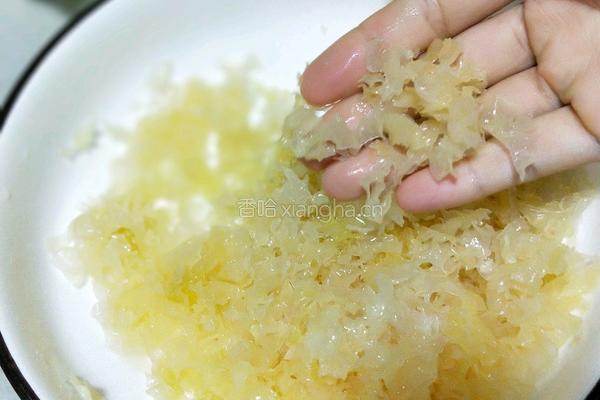 蜂蜜莲子银耳汤的做法图解5